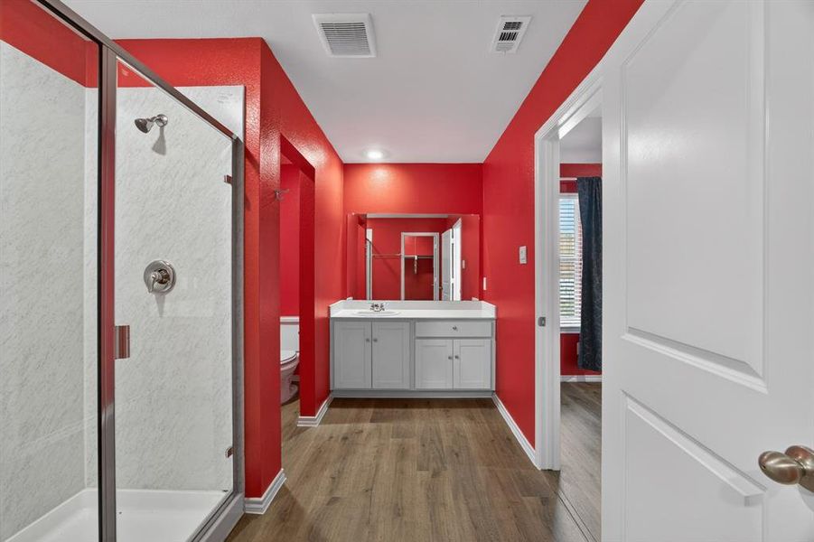 Furnished interior view inside a new home in , Lavon (Image 9).