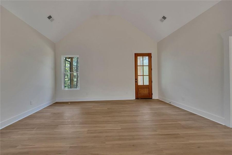 Spacious, unfurnished interior of a new home in , Silver Creek (Image 12).