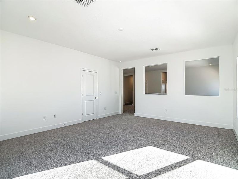 Spacious, unfurnished interior of a new home in , Tampa (Image 21).