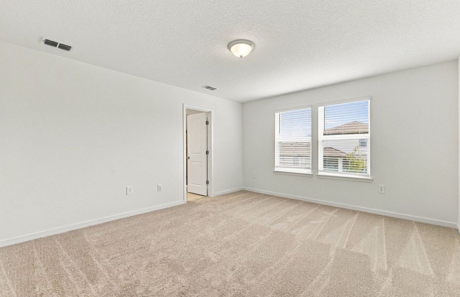 Spacious, unfurnished interior of a new home in Silverlake, Lake Alfred (Image 18).