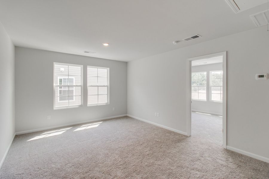 Spacious, unfurnished interior of a new home in Bluefield, Lexington (Image 33).