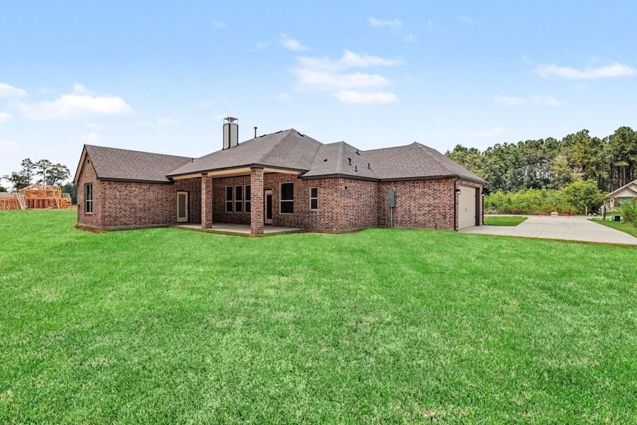 Exterior details and patio area of a home in Encino Estates, Dayton (Image 21).