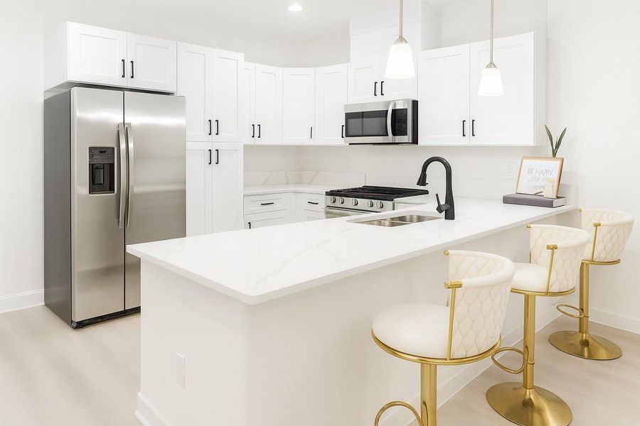 Bright, White, clean, new! Is how i would describe this beautiful Kitchen fully equpt to entertain all your guests!