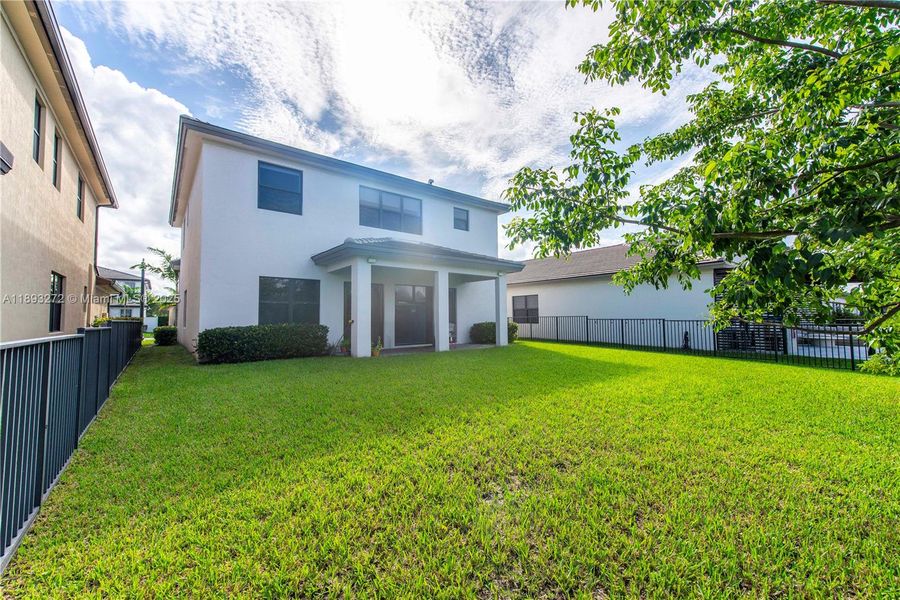 Exterior details and patio area of a home in , Miramar (Image 2).