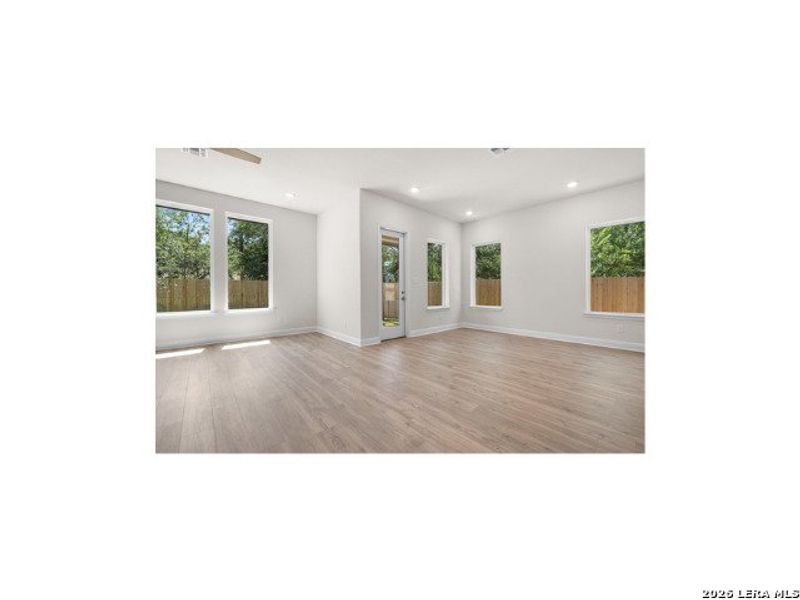 Spacious, unfurnished interior of a new home in Cibolo Crossing, Universal City (Image 6).