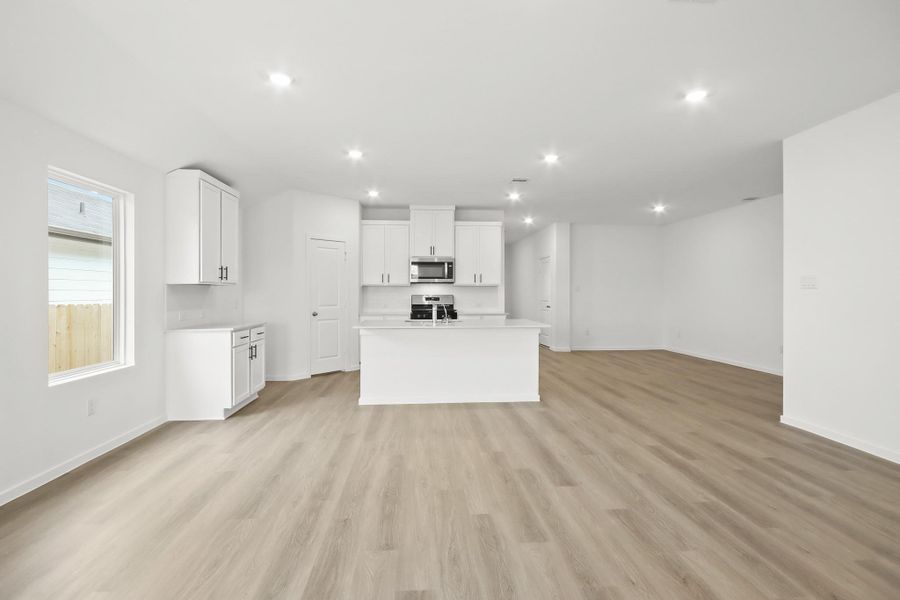 Spacious, unfurnished interior of a new home in Harrington Trails at The Canopies, Splendora (Image 14).