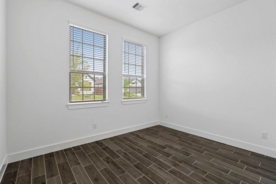 Spacious, unfurnished interior of a new home in Meridiana, Iowa Colony (Image 17).