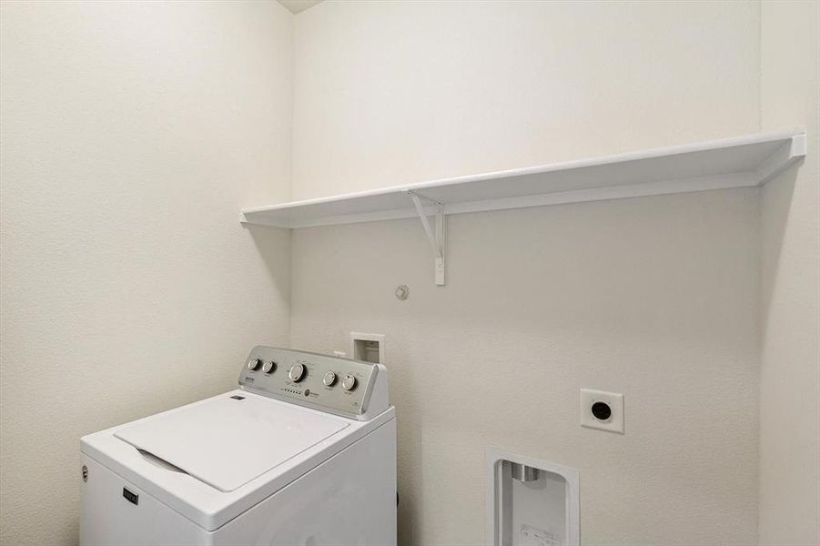 Laundry area with washer / clothes dryer