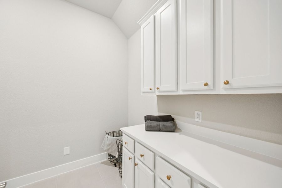 Representative furnished interior of a home built from the Belmont by Centre Living Homes in Lakeway Estates, Waxahachie (Image 31).