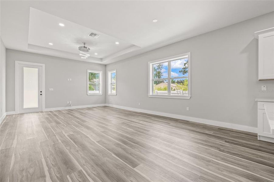 Spacious, unfurnished interior of a new home in , Tampa (Image 20).