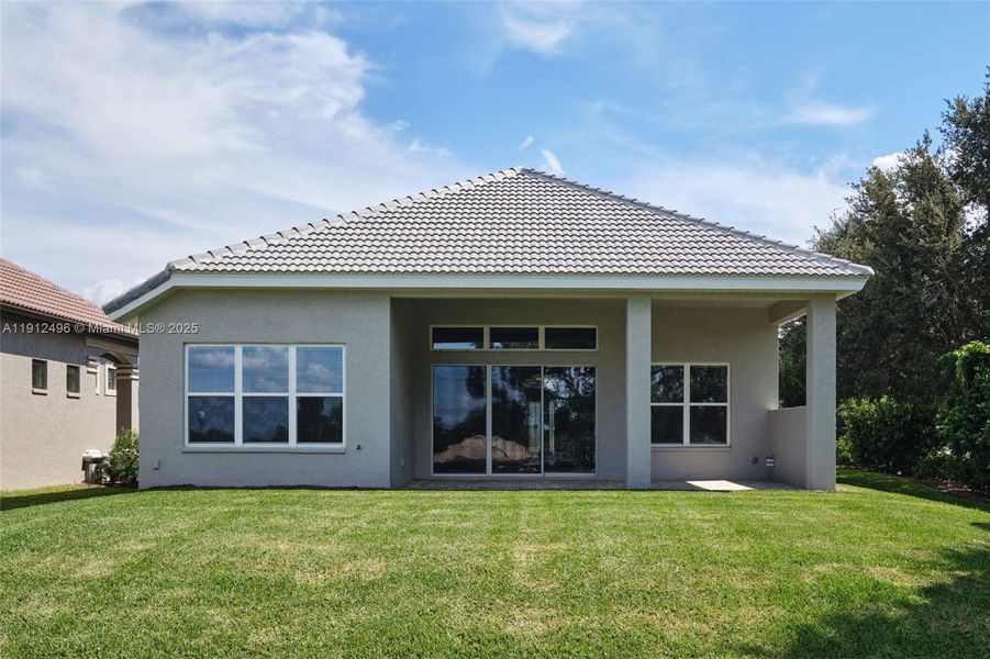 Exterior details and patio area of a home in , Hernando (Image 4).