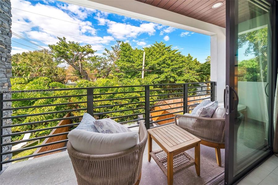 Exterior details and patio area of a home in , Fort Lauderdale (Image 3).