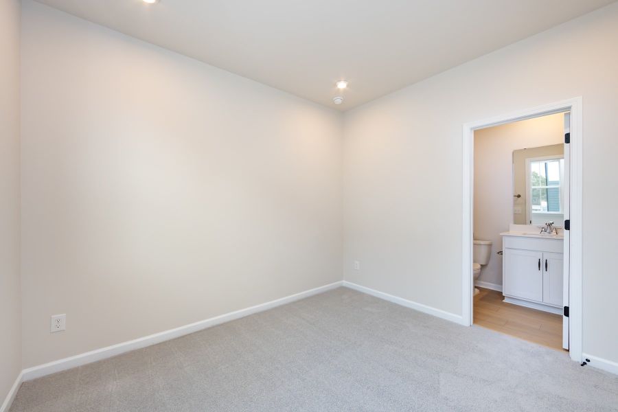 Spacious, unfurnished interior of a new home in Bellflower, Charlotte (Image 20).