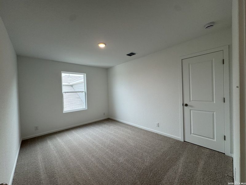 Spacious, unfurnished interior of a new home in Hennersby Hollow, San Antonio (Image 20).