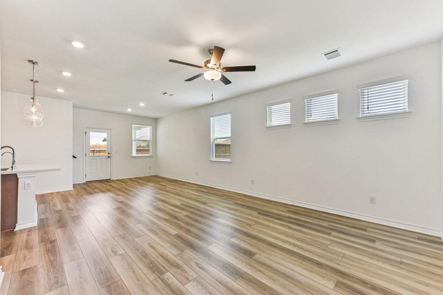 Spacious, unfurnished interior of a new home in Stonewall Ranch, Liberty Hill (Image 19).