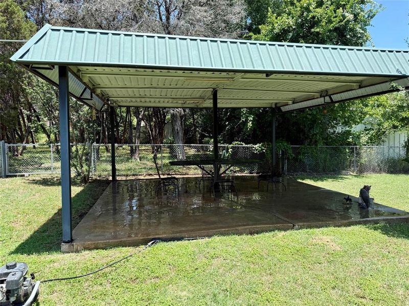 Community amenities in , Whitney (Image 32).