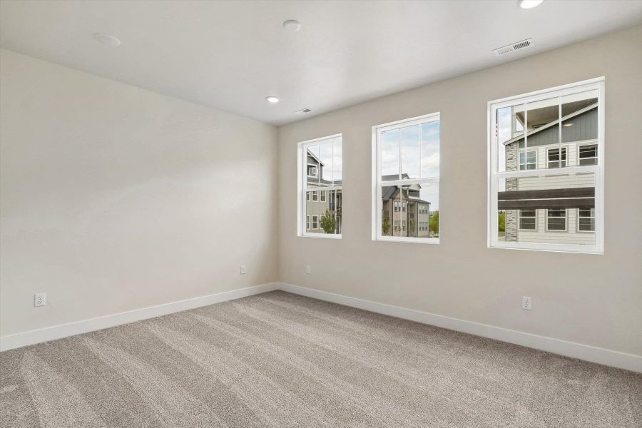 Spacious, unfurnished interior of a new home in Pony Park, Colorado Springs (Image 22).