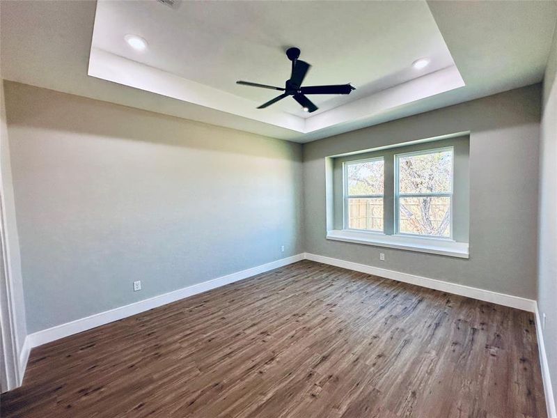 Beautiful bay window providing lots of natural light. Tray ceiling and remote controled ceiling fan.