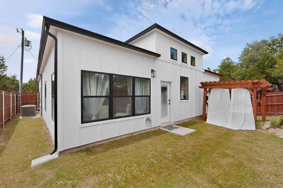 Exterior details and patio area of a home in , Granbury (Image 4).