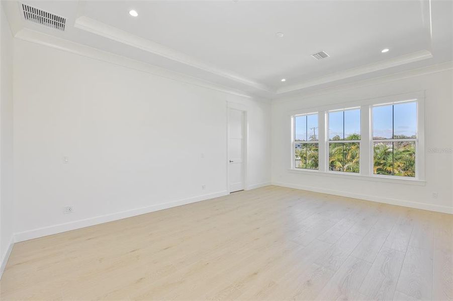 Spacious, unfurnished interior of a new home in , Tampa (Image 80).