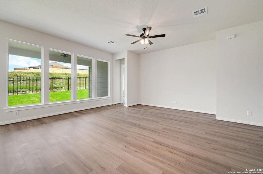 Spacious, unfurnished interior of a new home in Meyer Ranch, New Braunfels (Image 15).