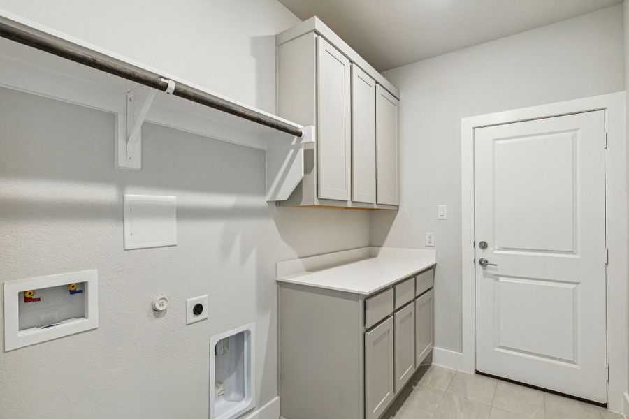 Furnished interior view inside a new home in Dove Hollow, Waxahachie (Image 13).