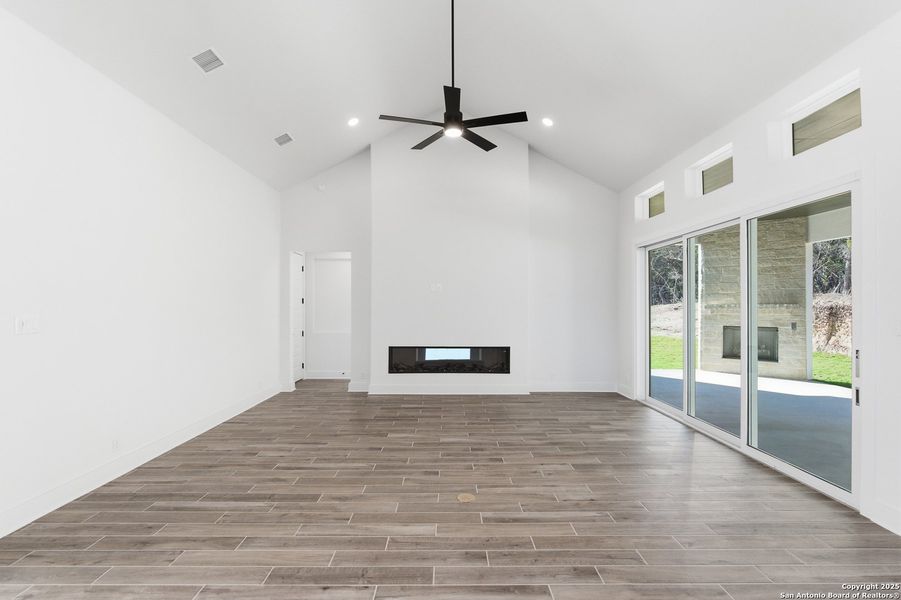 Spacious, unfurnished interior of a new home in Caliza Reserve, Boerne (Image 30).