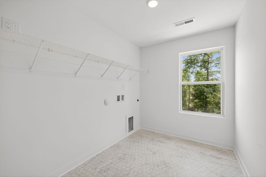 Spacious, unfurnished interior of a new home in White Oak Creek Crossing, Angier (Image 23).