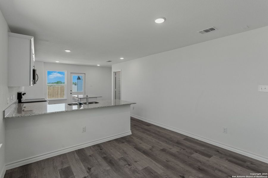 Spacious, unfurnished interior of a new home in The Overlook at Creekside, New Braunfels (Image 21).