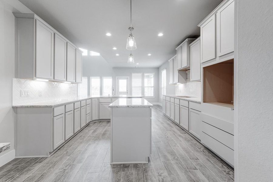 Spacious, unfurnished interior of a new home in Barton Creek Ranch, Conroe (Image 4).