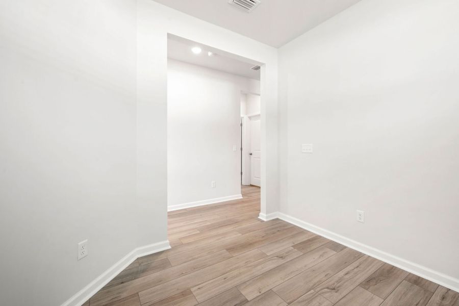 Spacious, unfurnished interior of a new home in Del Webb Savannah at Heartwood, Richmond Hill (Image 22).