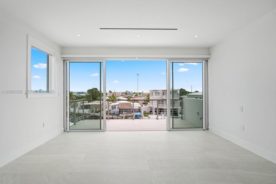 Spacious, unfurnished interior of a new home in , Key Largo (Image 27).