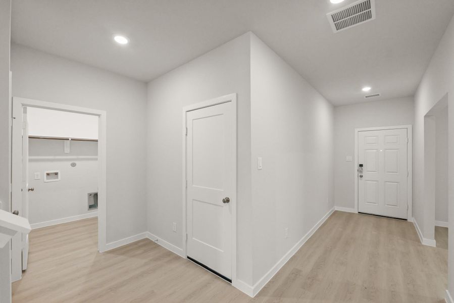 Spacious, unfurnished interior of a new home in Lakes at Crockett Martin, Conroe (Image 27).