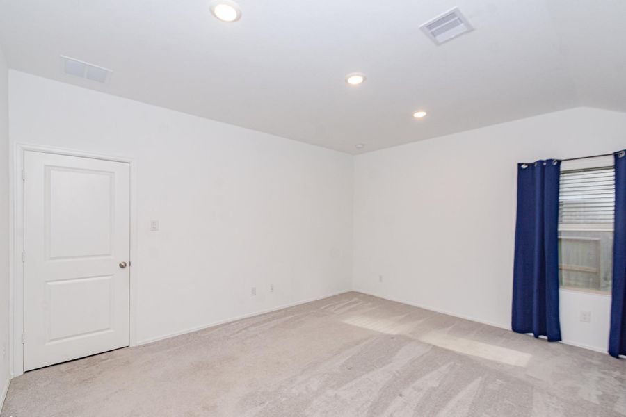 Spacious, unfurnished interior of a new home in Newport Preserve, Crosby (Image 17).