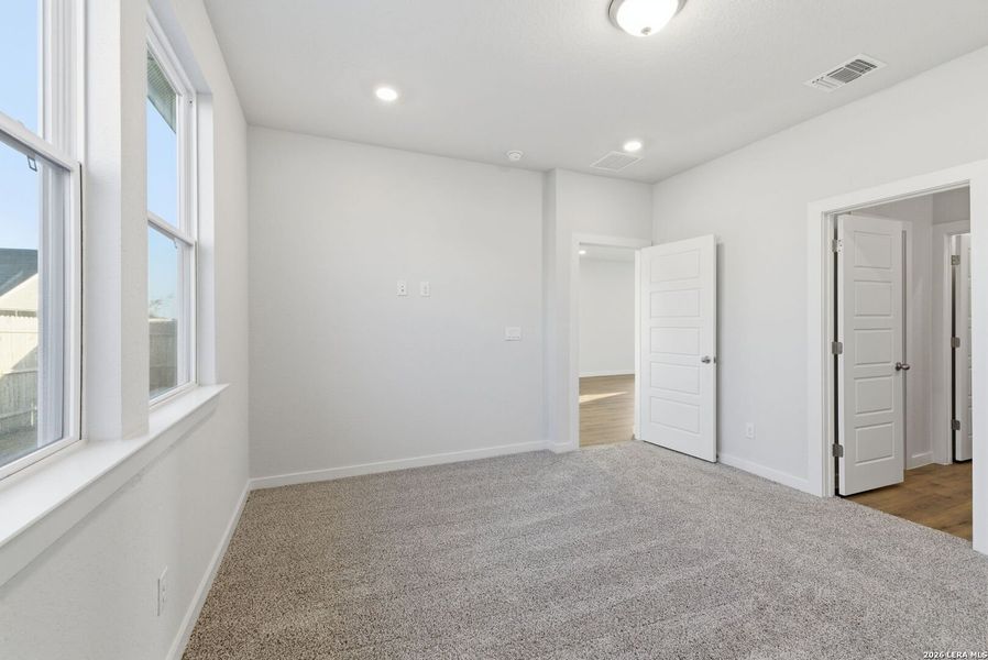 Spacious, unfurnished interior of a new home in Highland Ridge, San Antonio (Image 26).