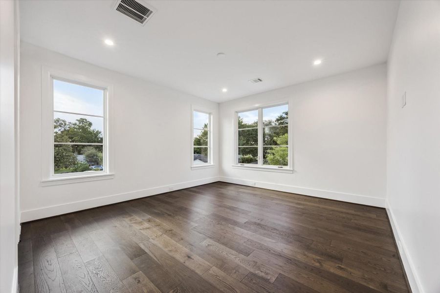 Spacious, unfurnished interior of a new home in , Houston (Image 33).