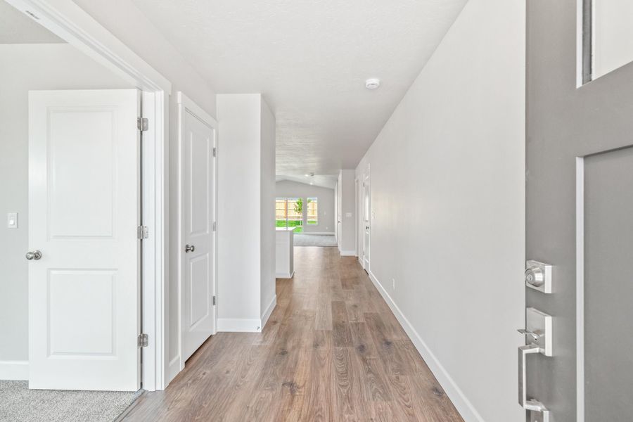 Spacious, unfurnished interior of a new home in IronHorse, Prineville (Image 30).