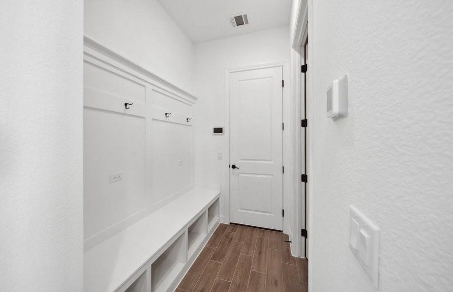 Spacious, unfurnished interior of a new home in Lago Mar, Texas City (Image 13).