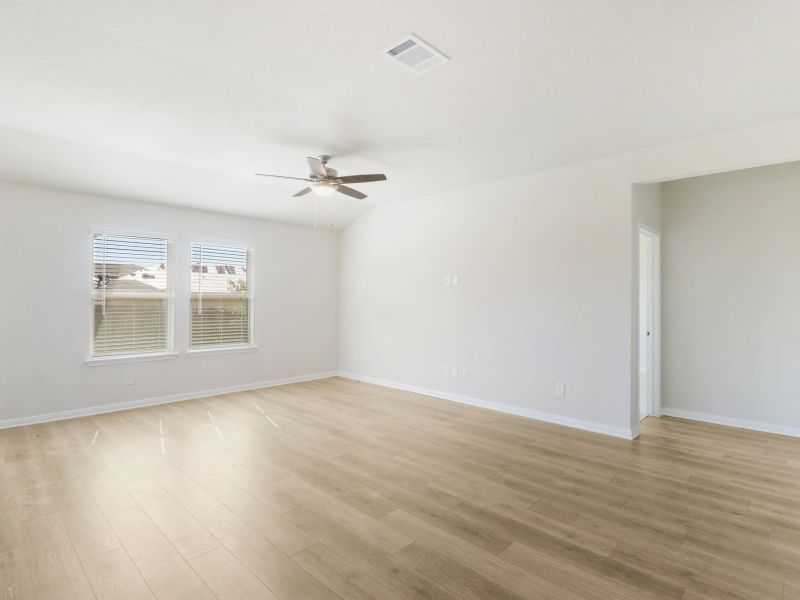 Spacious, unfurnished interior of a new home in Fox Falls, Boerne (Image 16).