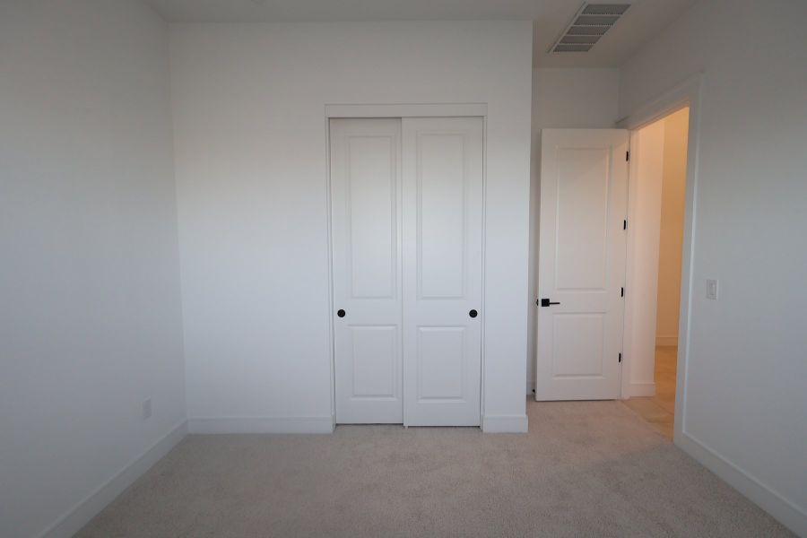 Spacious, unfurnished interior of a new home in Edgewood, San Tan Valley (Image 22).