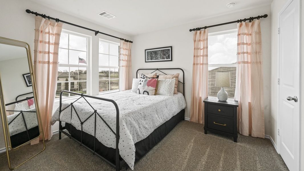 Representative furnished interior of a home built from the Hanna by D.R. Horton in Cottonwood, Dorchester (Image 13).