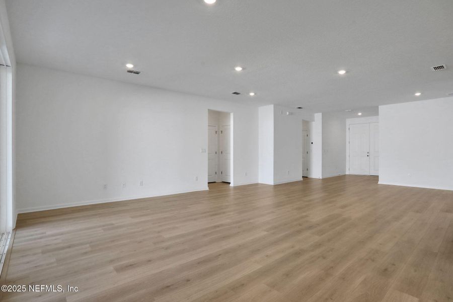 Spacious, unfurnished interior of a new home in Jennings Farm, Middleburg (Image 31).