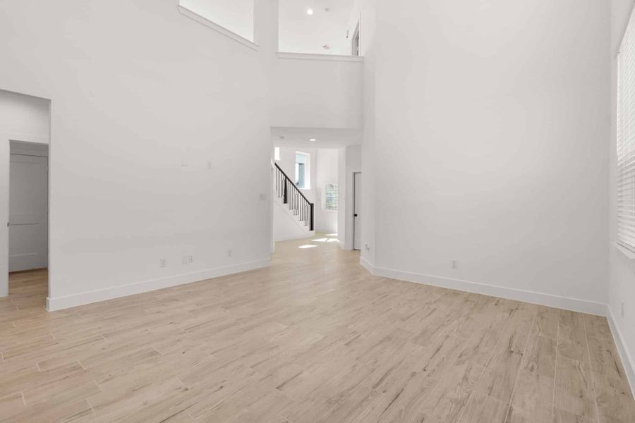 Spacious, unfurnished interior of a new home in Wood Leaf Reserve, Tomball (Image 21).