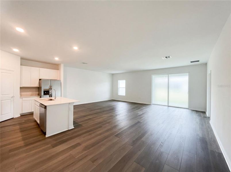 Spacious, unfurnished interior of a new home in Grand Park, Dunnellon (Image 15).
