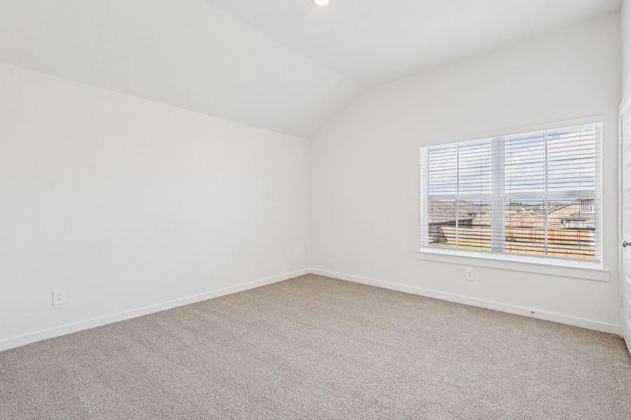 Spacious, unfurnished interior of a new home in Stewart's Ranch, Conroe (Image 25).