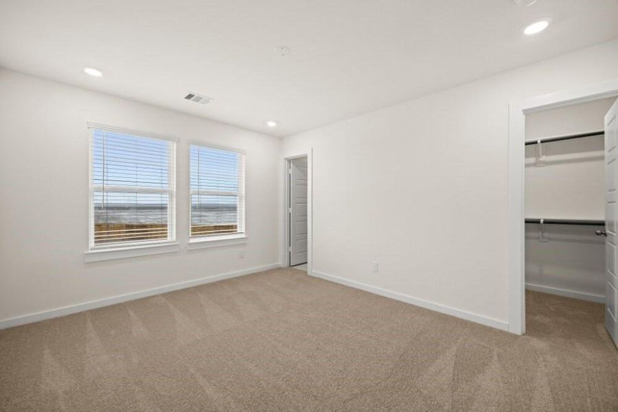Spacious, unfurnished interior of a new home in Creekhaven, Iowa Colony (Image 26).