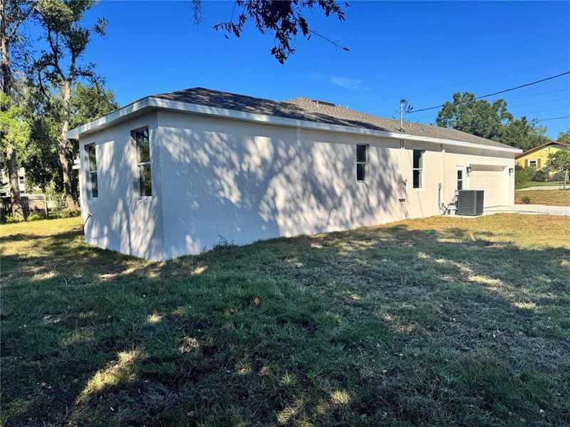 Exterior details and patio area of a home in , Dade City (Image 33).