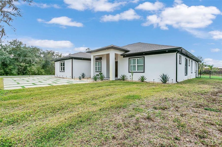 Exterior details and patio area of a home in , Orlando (Image 21).