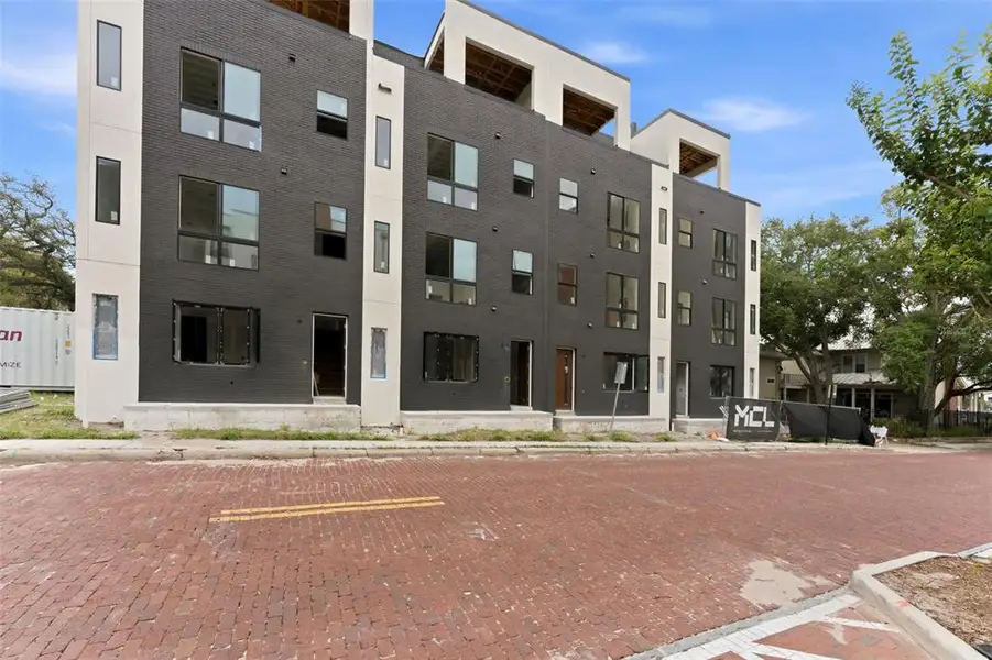 Condo located in Tampa, FL showcasing its design and architecture (Image 4).