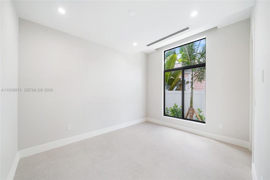 Spacious, unfurnished interior of a new home in , Fort Lauderdale (Image 28).